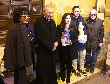 L Arciescovo di Taranto benedice la nuova statua della Madonna